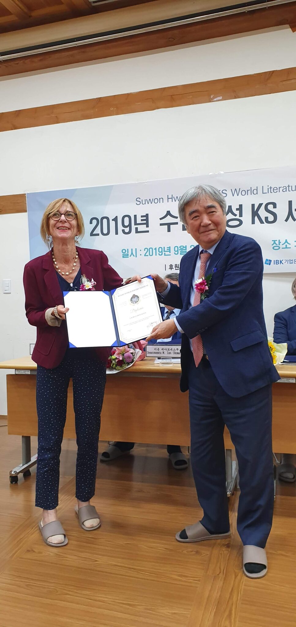 Video di ringraziamento e per il KS International Literary Prize e lettura della poesia dedicata a Suwon Video di ringraziamento e per il KS International Literary Prize e lettura della poesia dedicata a Suwon
